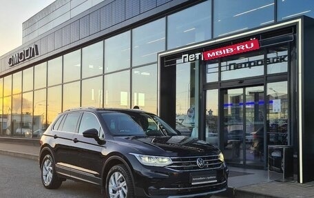 Volkswagen Tiguan II, 2021 год, 3 585 000 рублей, 1 фотография