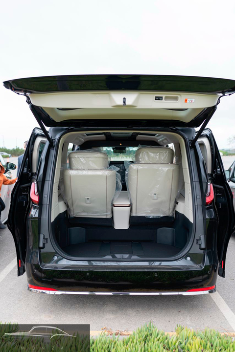 Lexus LM I, 2026 год, 24 000 000 рублей, 38 фотография