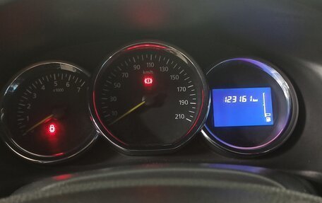 Renault Logan II, 2015 год, 550 000 рублей, 11 фотография