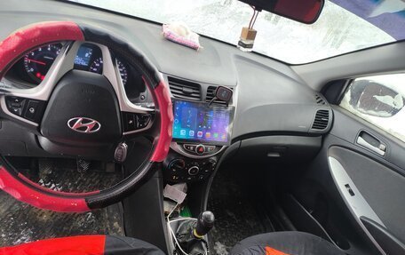 Hyundai Solaris II рестайлинг, 2012 год, 800 000 рублей, 10 фотография