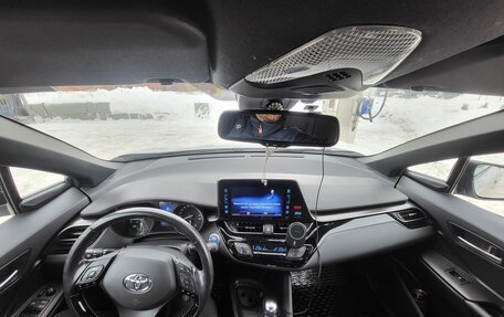 Toyota C-HR I рестайлинг, 2018 год, 2 300 000 рублей, 12 фотография