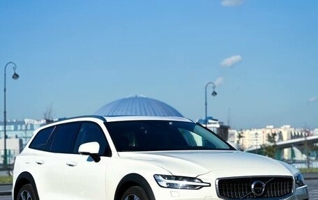 Volvo V60 Cross Country II, 2019 год, 4 500 000 рублей, 3 фотография