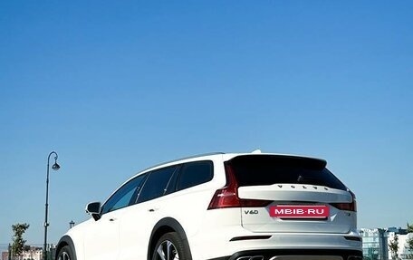 Volvo V60 Cross Country II, 2019 год, 4 500 000 рублей, 2 фотография
