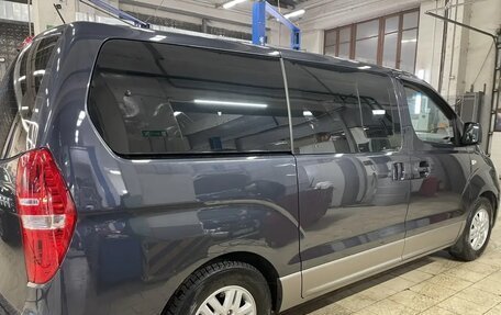 Hyundai H-1 II рестайлинг, 2015 год, 2 250 000 рублей, 13 фотография