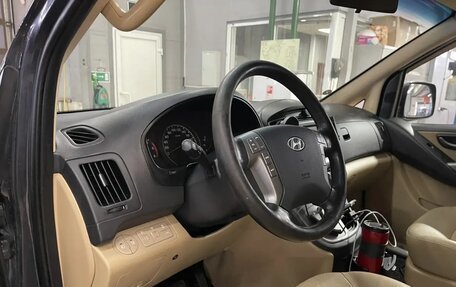 Hyundai H-1 II рестайлинг, 2015 год, 2 250 000 рублей, 23 фотография