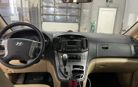 Hyundai H-1 II рестайлинг, 2015 год, 2 250 000 рублей, 31 фотография
