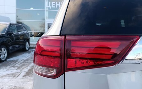 Mitsubishi Outlander III рестайлинг 3, 2016 год, 1 880 000 рублей, 12 фотография