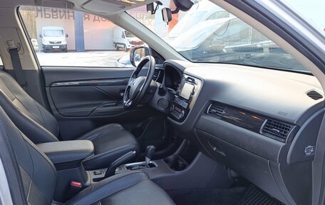 Mitsubishi Outlander III рестайлинг 3, 2016 год, 1 880 000 рублей, 19 фотография