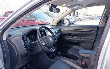 Mitsubishi Outlander III рестайлинг 3, 2016 год, 1 880 000 рублей, 16 фотография