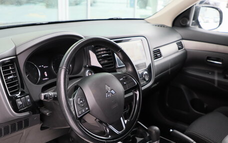 Mitsubishi Outlander III рестайлинг 3, 2018 год, 1 690 000 рублей, 10 фотография