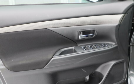 Mitsubishi Outlander III рестайлинг 3, 2018 год, 1 690 000 рублей, 16 фотография