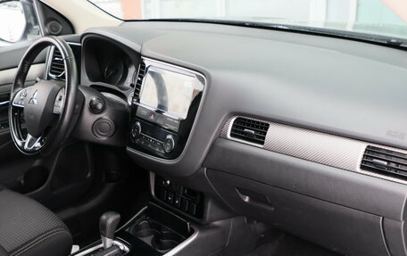 Mitsubishi Outlander III рестайлинг 3, 2018 год, 1 690 000 рублей, 15 фотография