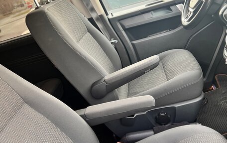 Volkswagen Caravelle T6 рестайлинг, 2018 год, 4 500 000 рублей, 19 фотография