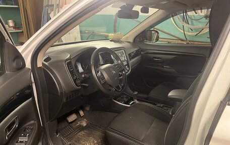 Mitsubishi Outlander III рестайлинг 3, 2019 год, 2 750 000 рублей, 6 фотография