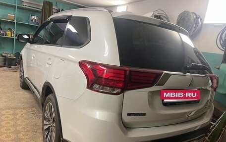 Mitsubishi Outlander III рестайлинг 3, 2019 год, 2 750 000 рублей, 4 фотография