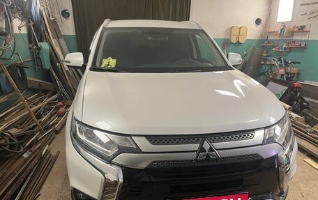 Mitsubishi Outlander III рестайлинг 3, 2019 год, 2 750 000 рублей, 2 фотография