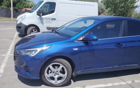 Hyundai Solaris II рестайлинг, 2021 год, 1 700 000 рублей, 3 фотография