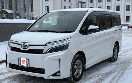 Toyota Voxy III, 2018 год, 2 350 000 рублей, 1 фотография