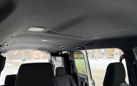 Toyota Voxy III, 2018 год, 2 350 000 рублей, 13 фотография