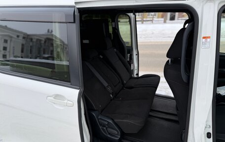 Toyota Voxy III, 2018 год, 2 350 000 рублей, 15 фотография