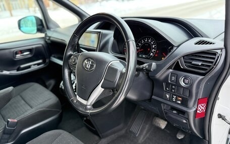 Toyota Voxy III, 2018 год, 2 350 000 рублей, 11 фотография