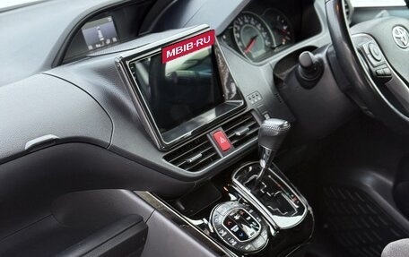 Toyota Voxy III, 2018 год, 2 350 000 рублей, 19 фотография