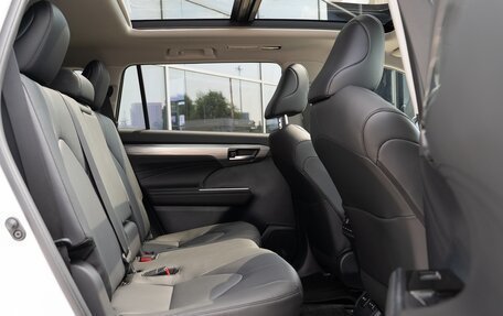 Toyota Highlander, 2025 год, 6 190 000 рублей, 24 фотография