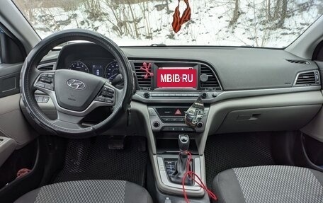 Hyundai Elantra VI рестайлинг, 2017 год, 1 300 000 рублей, 10 фотография