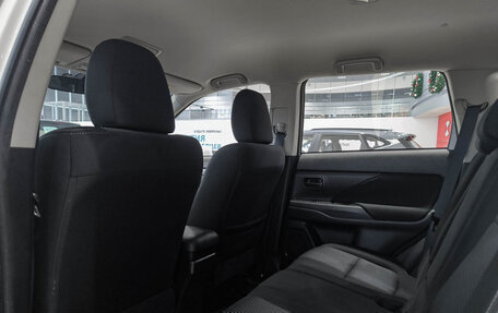 Mitsubishi Outlander III рестайлинг 3, 2017 год, 2 099 000 рублей, 15 фотография