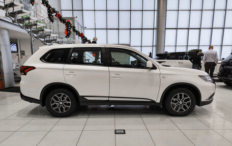 Mitsubishi Outlander III рестайлинг 3, 2017 год, 2 099 000 рублей, 5 фотография