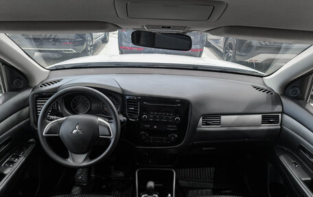 Mitsubishi Outlander III рестайлинг 3, 2017 год, 2 099 000 рублей, 17 фотография