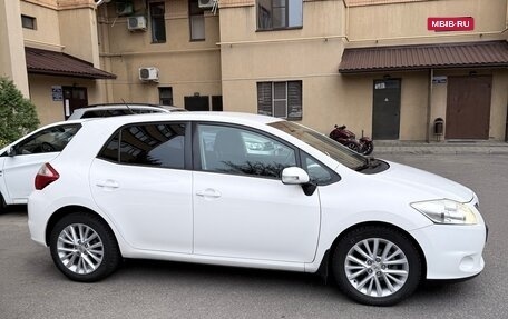 Toyota Auris II, 2011 год, 975 000 рублей, 2 фотография