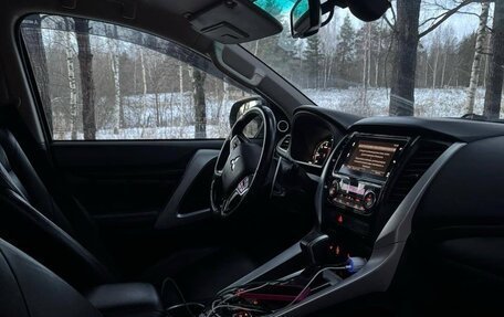 Mitsubishi Pajero Sport III рестайлинг, 2017 год, 2 650 000 рублей, 5 фотография