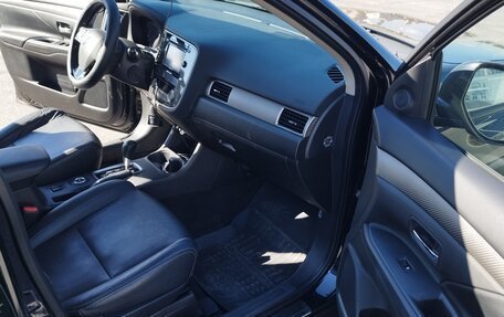 Mitsubishi Outlander III рестайлинг 3, 2015 год, 1 525 000 рублей, 9 фотография