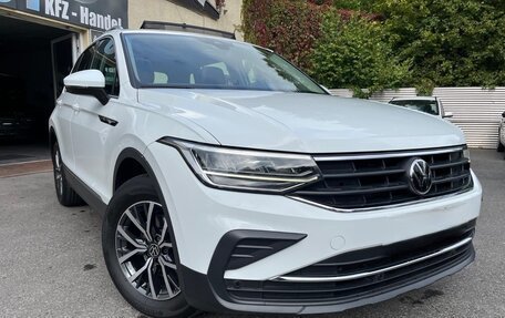 Volkswagen Tiguan II, 2022 год, 3 200 000 рублей, 4 фотография