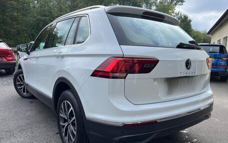 Volkswagen Tiguan II, 2022 год, 3 200 000 рублей, 5 фотография