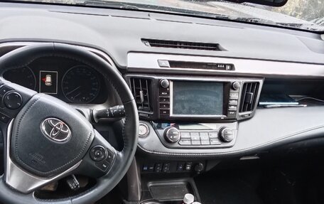 Toyota RAV4, 2017 год, 1 950 000 рублей, 6 фотография