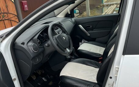 Renault Logan II, 2017 год, 700 000 рублей, 2 фотография