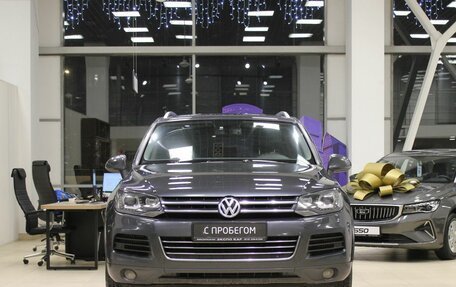 Volkswagen Touareg III, 2011 год, 1 745 000 рублей, 2 фотография