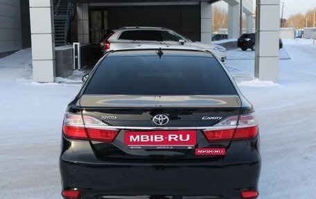 Toyota Camry, 2017 год, 1 980 000 рублей, 6 фотография