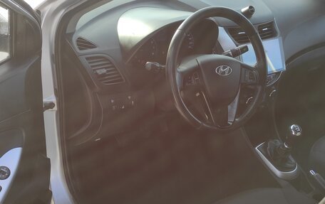 Hyundai Solaris II рестайлинг, 2013 год, 900 000 рублей, 15 фотография