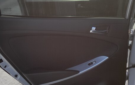 Hyundai Solaris II рестайлинг, 2013 год, 900 000 рублей, 19 фотография