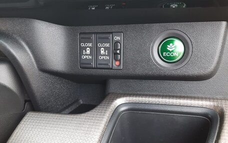 Honda Stepwgn IV, 2016 год, 1 790 000 рублей, 15 фотография