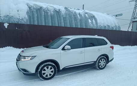 Mitsubishi Outlander III рестайлинг 3, 2017 год, 1 350 000 рублей, 10 фотография