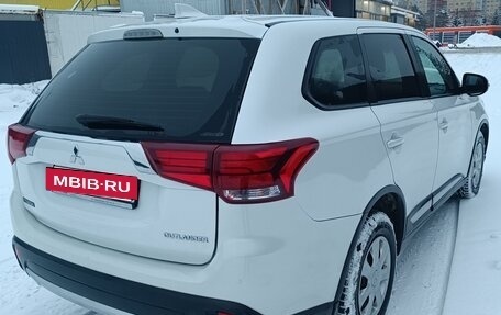 Mitsubishi Outlander III рестайлинг 3, 2017 год, 1 350 000 рублей, 3 фотография