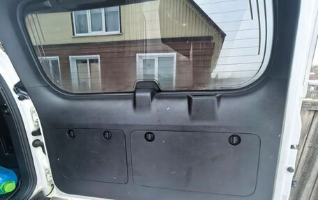 Toyota Land Cruiser Prado 150 рестайлинг 2, 2015 год, 3 400 000 рублей, 11 фотография