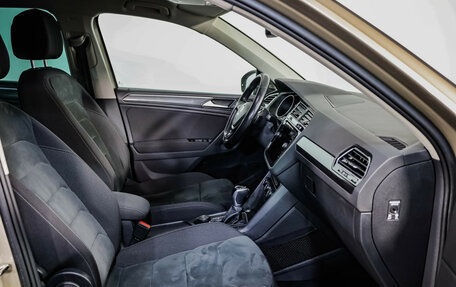 Volkswagen Tiguan II, 2020 год, 2 375 000 рублей, 25 фотография