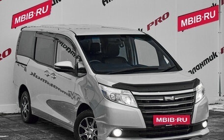 Toyota Noah III, 2014 год, 1 650 000 рублей, 3 фотография