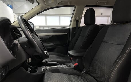 Mitsubishi Outlander III рестайлинг 3, 2016 год, 1 299 000 рублей, 17 фотография