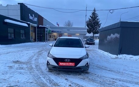 Hyundai Solaris II рестайлинг, 2021 год, 900 000 рублей, 1 фотография